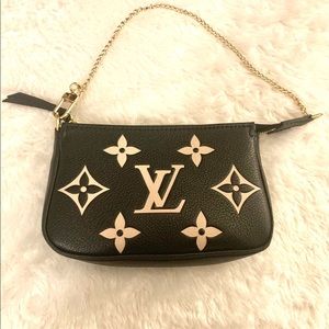 LOUIS VUITTON
Empreinte Monogram Mini Pochette